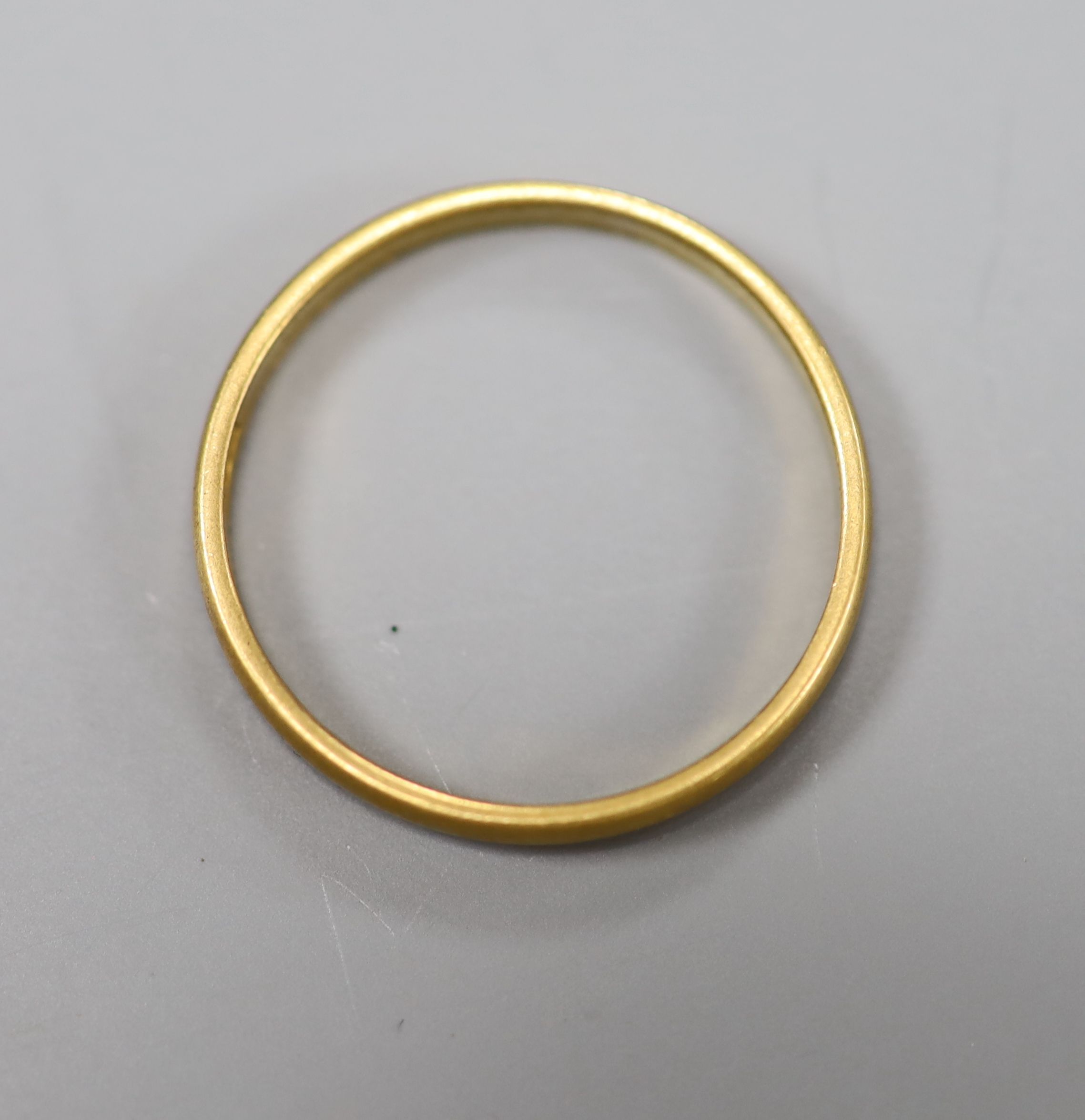 A Victorian 22ct gold wedding band, London, 1855, size O, 2 grams.